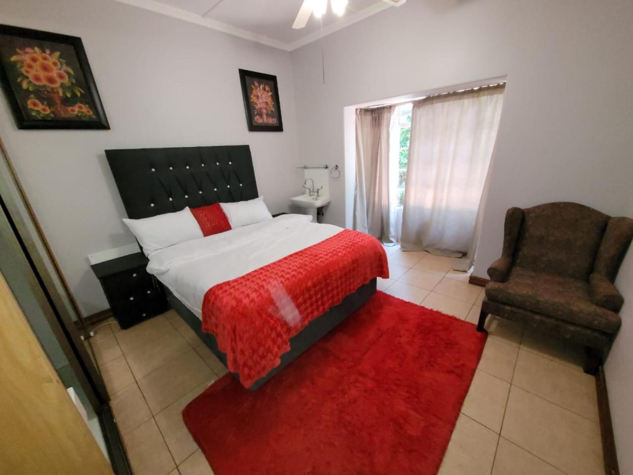 Weeping Classic Lodge Midrand Kamer foto